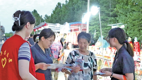 “普法小摊”进夜市 送来“法治烟火气”