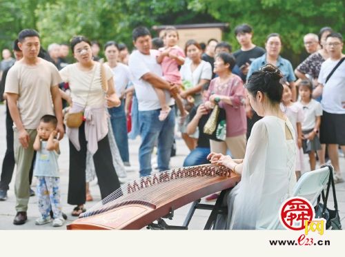 济南大明湖畔上演国风快闪 邂逅一场秋日浪漫