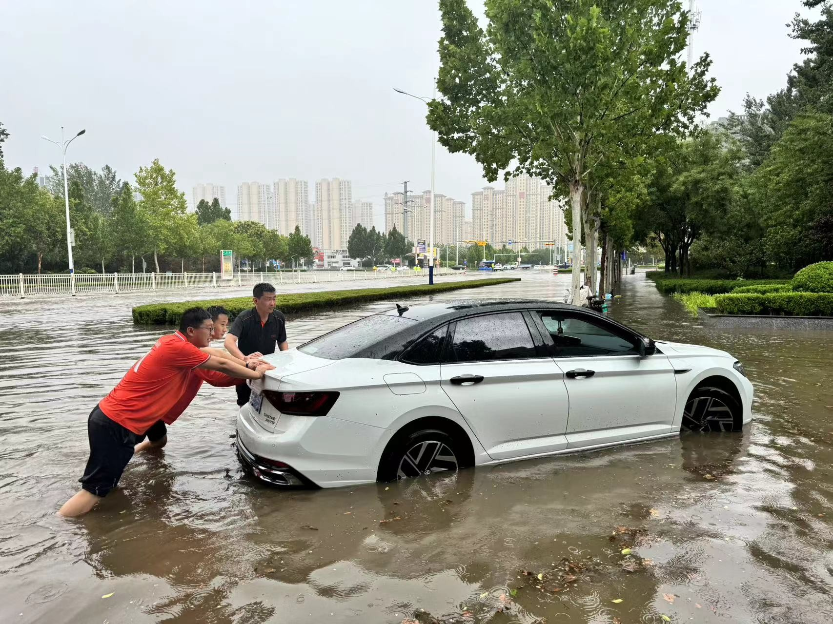 山东平安产险德州中支积极应对降雨天气