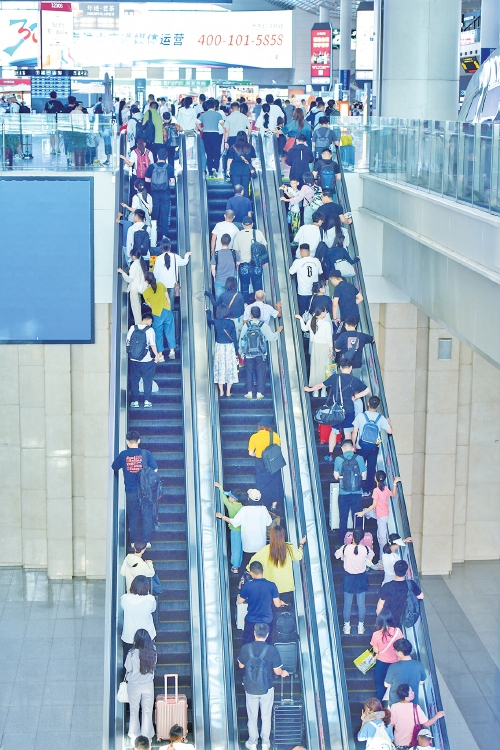 铁路运输高位运行 济南西站客流涌动