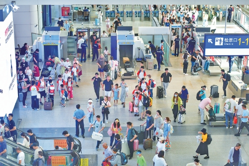 铁路运输高位运行 济南西站客流涌动