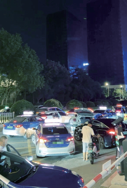 济南西站二楼平台限制出租车落客，的哥乘客不满：穿站前广场进站要多花时间