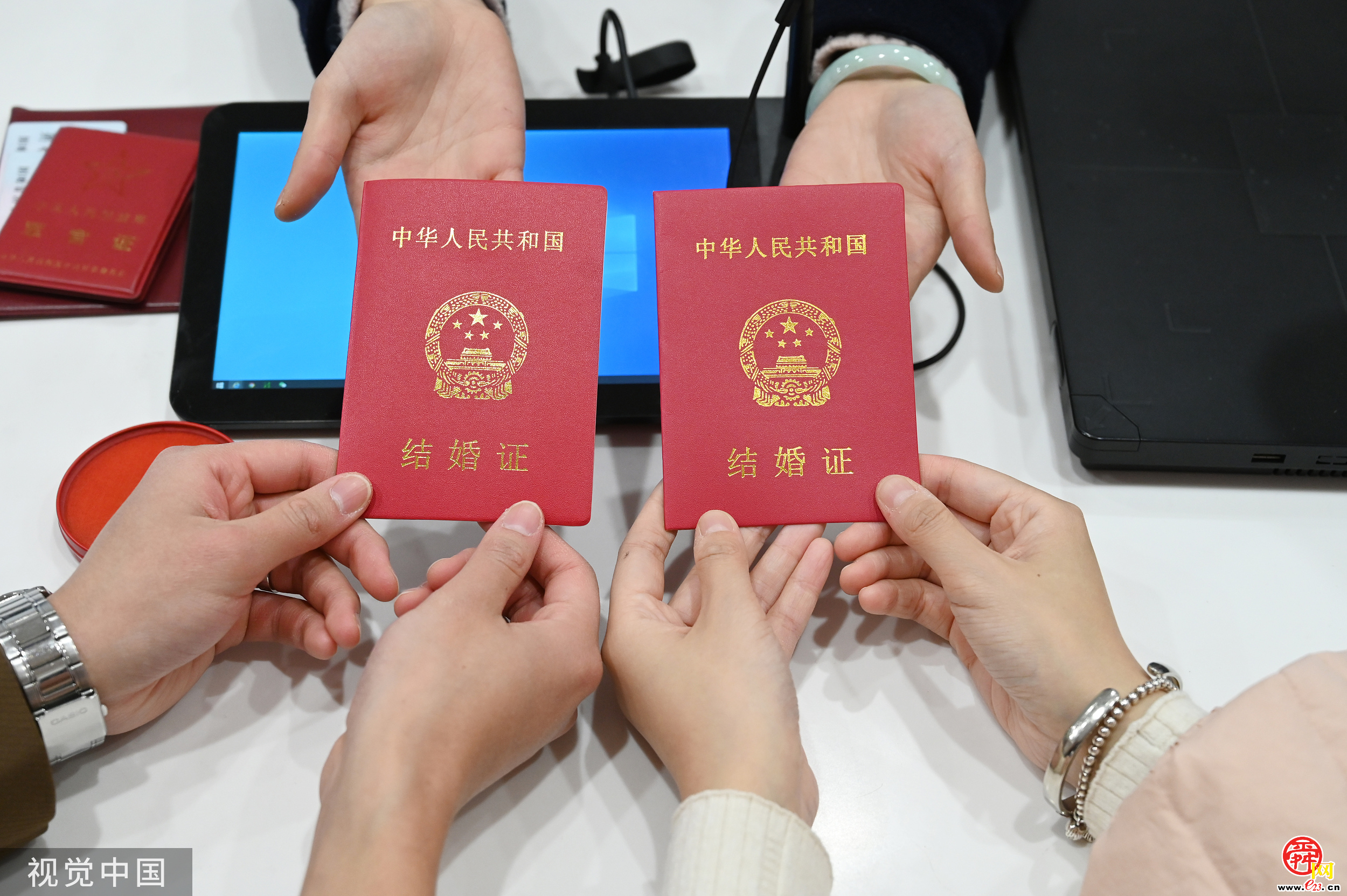 民政部集中回应离婚冷静期、结婚无需户口簿等热点