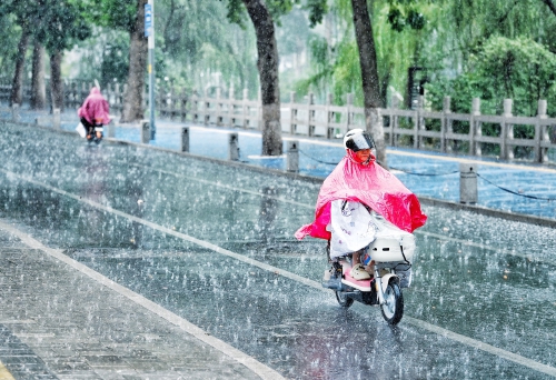 初秋迎急雨 济南市民雨中行