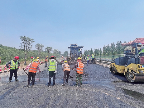 顶着酷暑“练三伏”绿色低碳靠科技 济南“养护第一团”鏖战国省道施工一线
