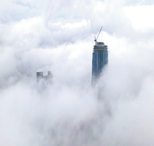 宛若人间仙境 雨后泉城现平流雾景观