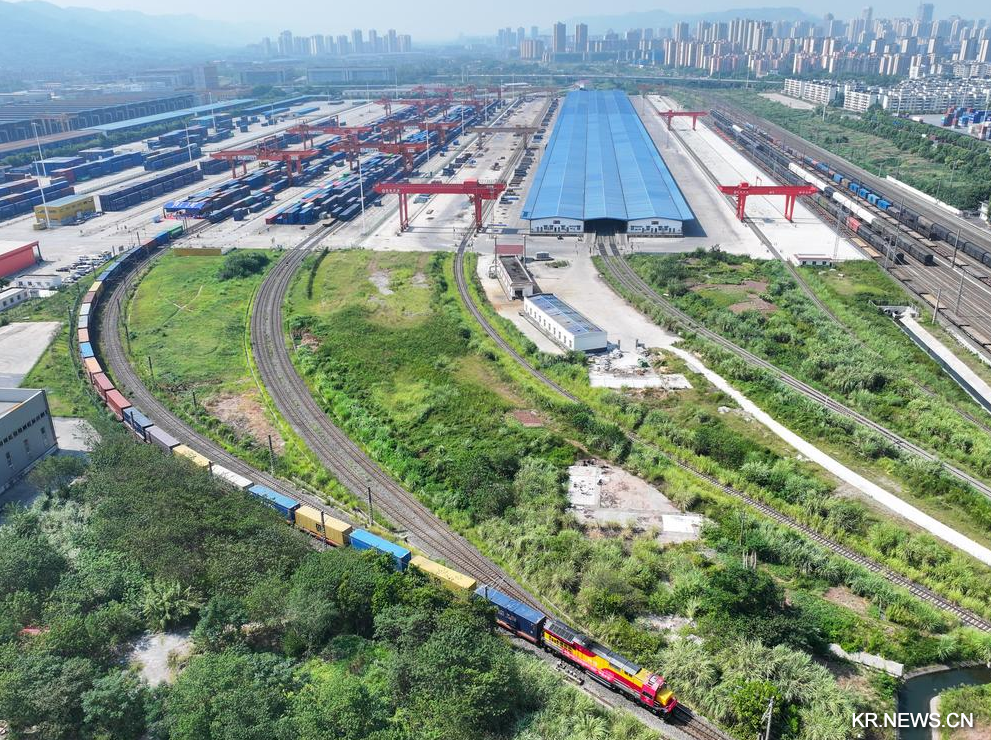 발차 대기 중인 中 충칭~선전~홍콩 정기열차