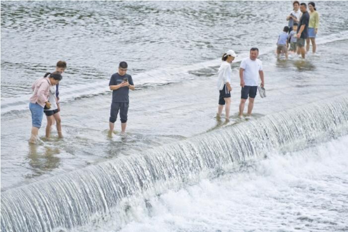 卧虎山水库提闸泄洪 玉符河河道现激流飞瀑