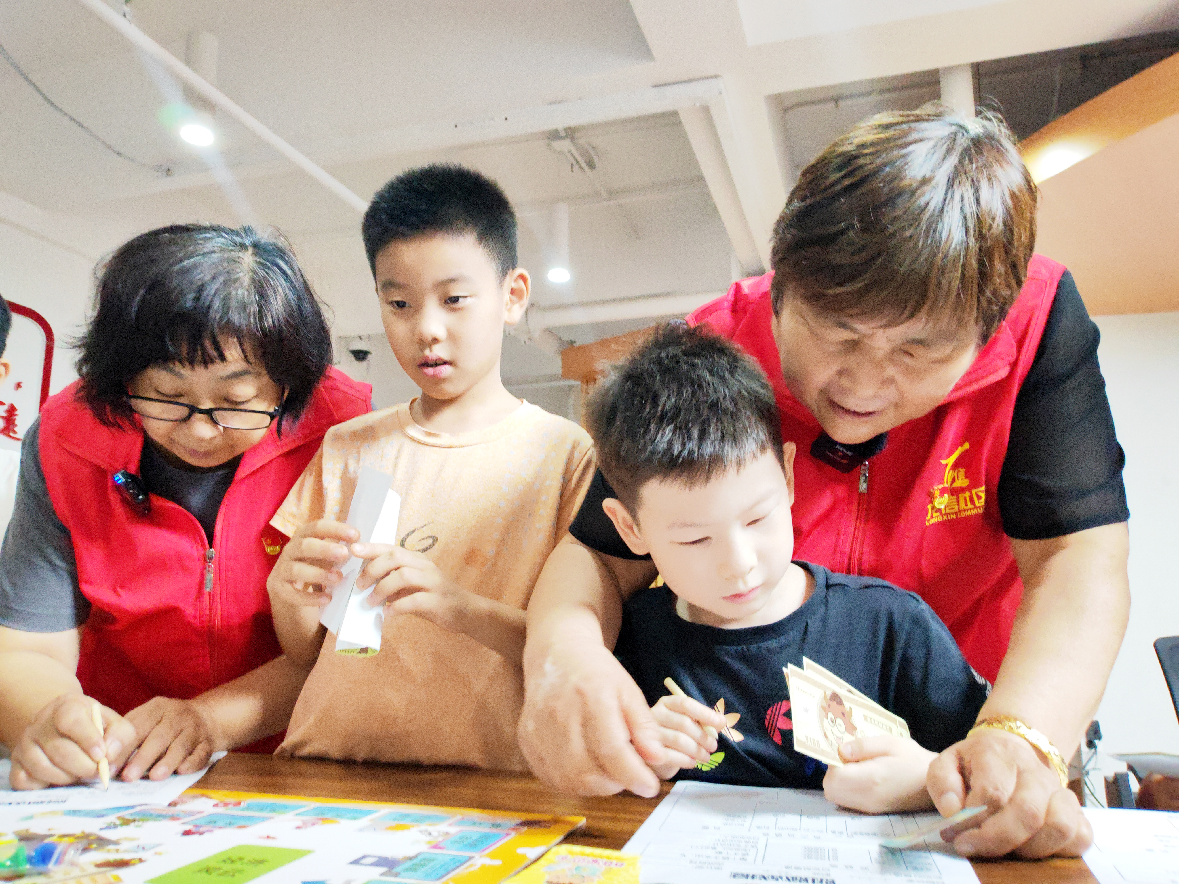 融媒·先锋丨“魔法奶奶团”带动156人签下“党员承诺卡”:“魔法”行动