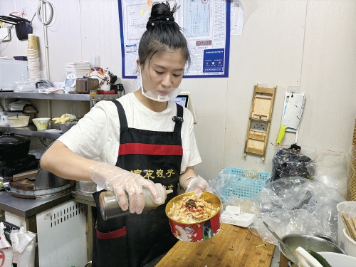 济南铜元局前街有个助困两年多的“凉皮嫂子”——“如果有困难,凉皮免费,不用说谢谢”