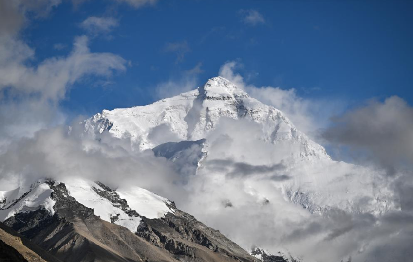 구름 사이로 웅장한 모습 드러낸 주무랑마봉