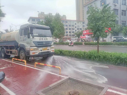 雨天保洁不断档 城区亮丽展新颜 历城城管借雨洗城打造干净整洁环境