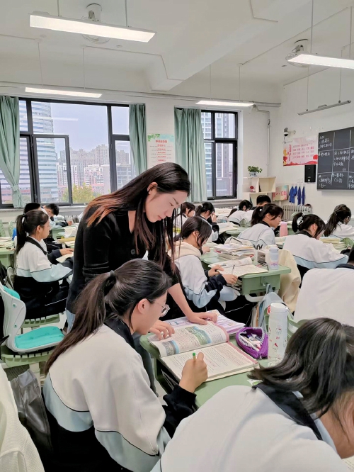 绘就教师专业发展能力图谱 打造教师专业成长“九中模式”   