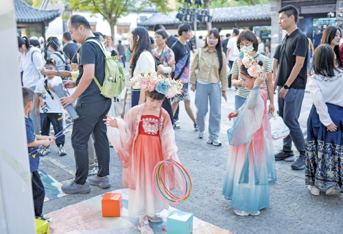 我们的节日·中秋｜传统遇时尚 “花样”过中秋