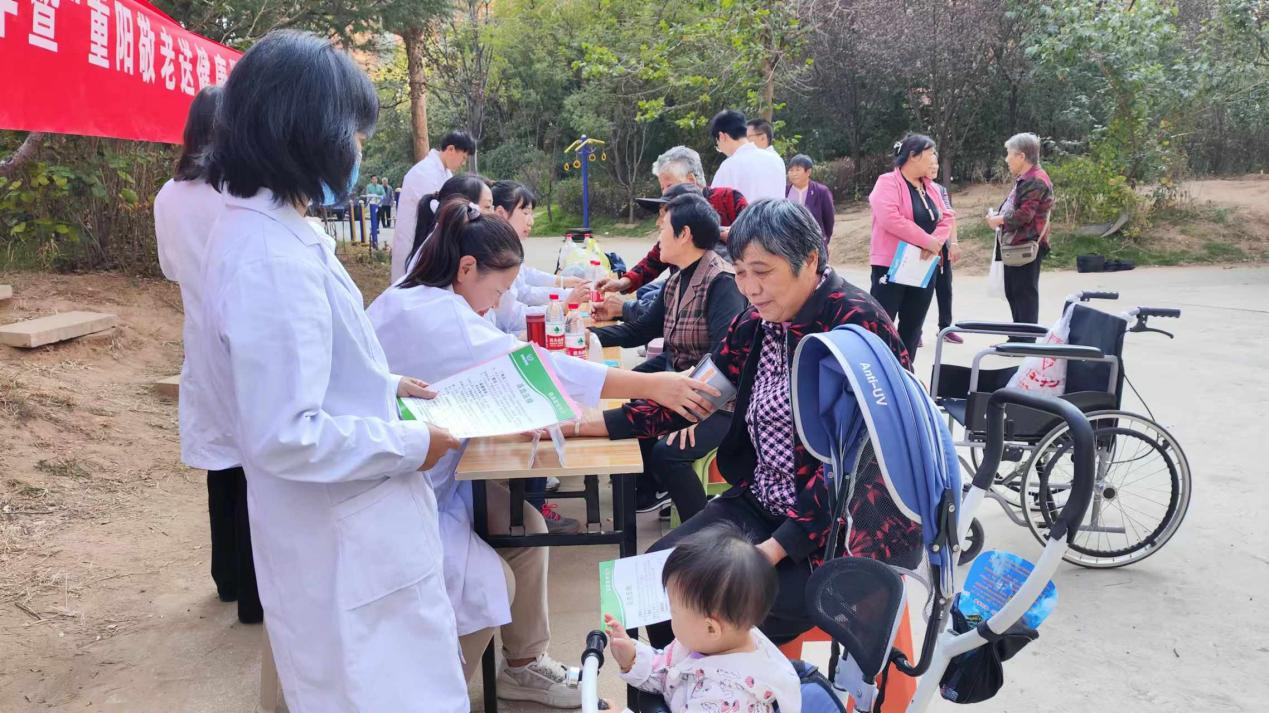 党建引领 “医”心为民 山东第一医科大学附属省立医院（山东省立医院）等义诊团队重阳节送健康进社区