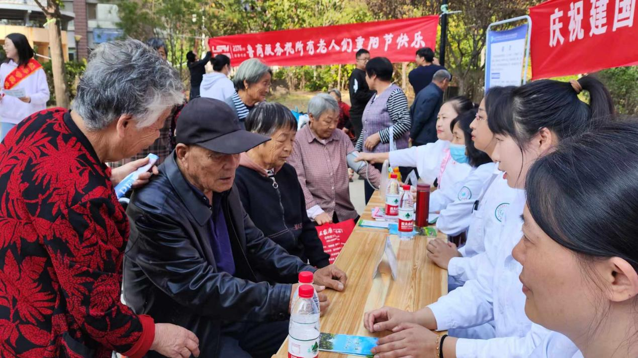 党建引领 “医”心为民 山东第一医科大学附属省立医院（山东省立医院）等义诊团队重阳节送健康进社区