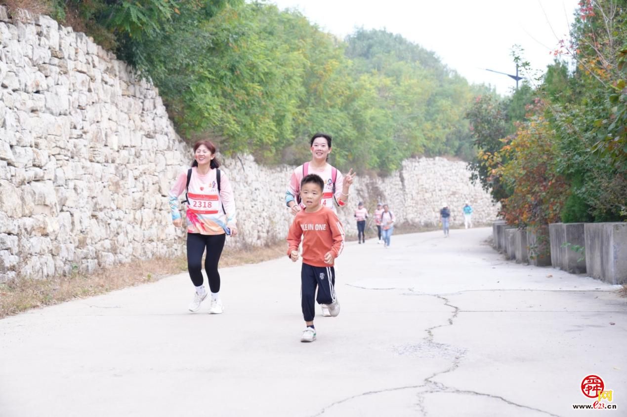 首届垛庄镇百峪大顶登山比赛盛大开启 章丘区“红叶文化旅游节”持续火爆