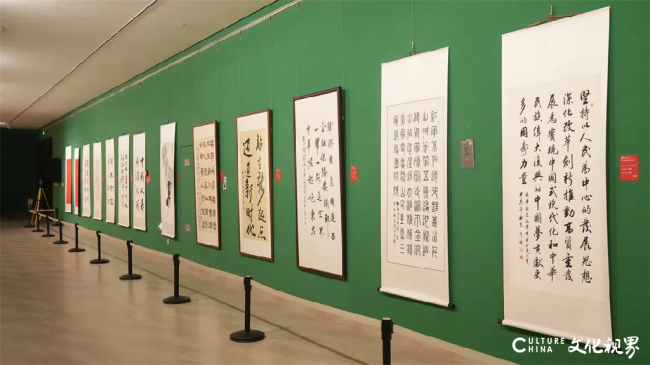 “与时代同行——中国人寿驻鲁单位职工书法美术作品展”今日在济南市美术馆（济南画院）开展，展期至10月22日