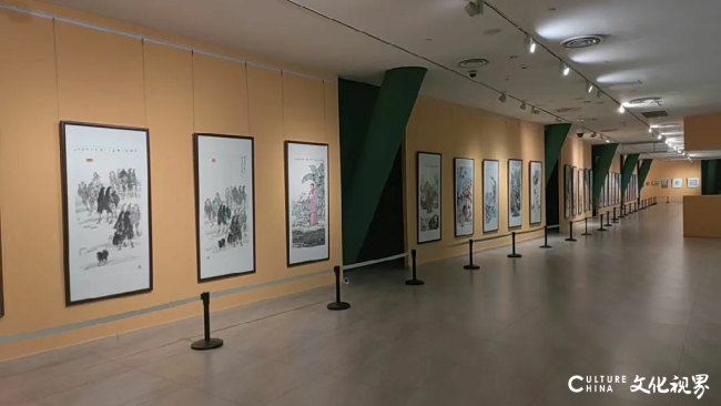 “与时代同行——中国人寿驻鲁单位职工书法美术作品展”今日在济南市美术馆（济南画院）开展，展期至10月22日