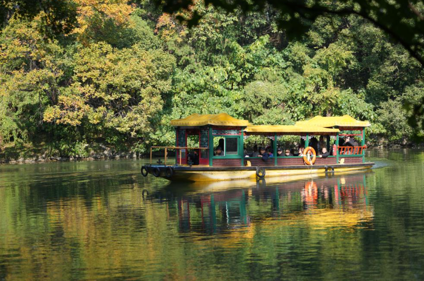 Осенние пейзажи в пекинском парке Ихэюань