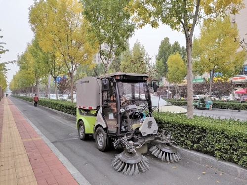 历城城管扎实做好“落叶季”市容环境保障工作 深秋时节落叶飘 环卫工人清扫忙