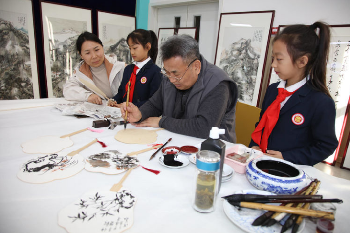 著名书画篆刻家盛洪义书画篆刻邀请展在济南高新区金谷小学图书馆开展