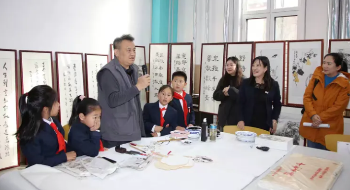 著名书画篆刻家盛洪义书画篆刻邀请展在济南高新区金谷小学图书馆开展