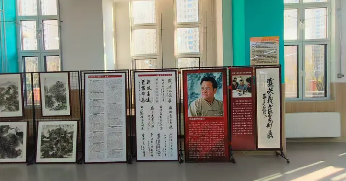 著名书画篆刻家盛洪义书画篆刻邀请展在济南高新区金谷小学图书馆开展