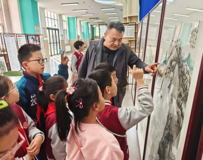 著名书画篆刻家盛洪义书画篆刻邀请展在济南高新区金谷小学图书馆开展