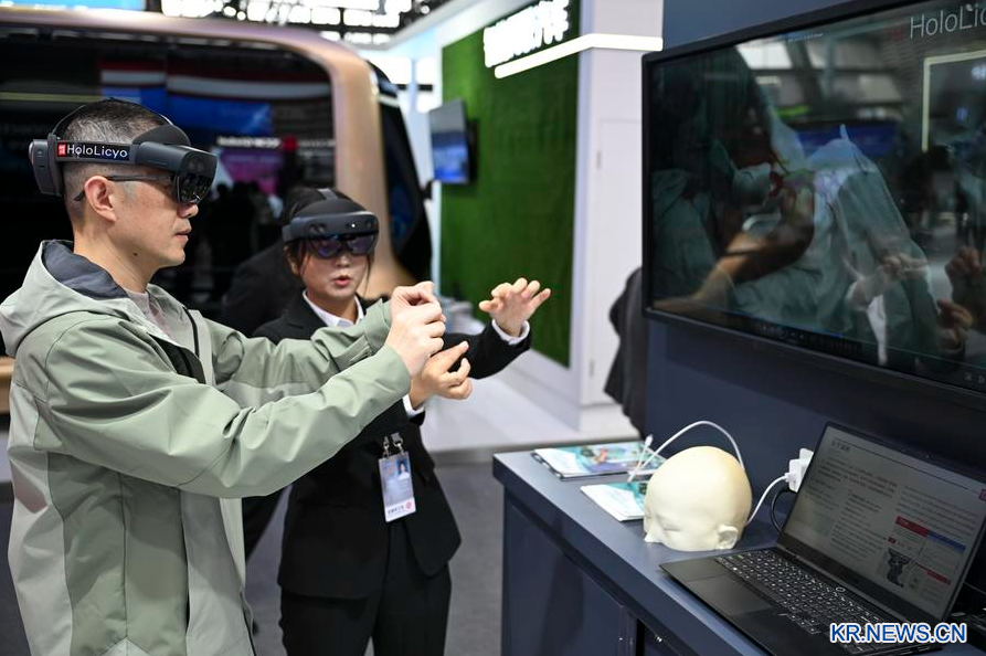 관람객과 '셀카' 찍는 휴머노이드...AI 응용에 엑셀 밟는 중국