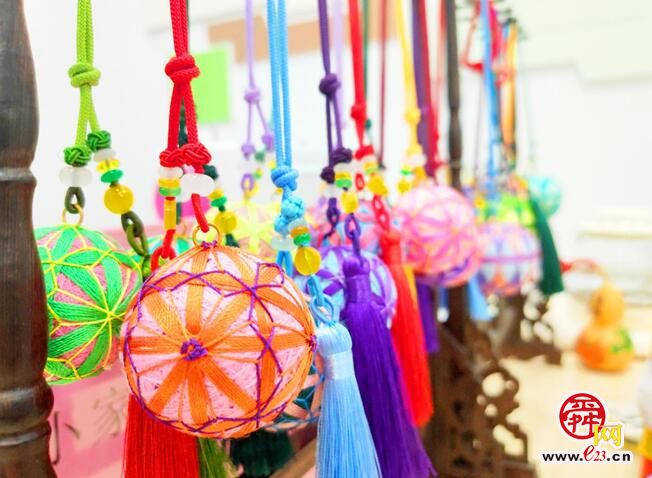 融媒·深调查丨探寻文创爆款背后： “指尖技艺” 如何转化为 “指尖经济”？