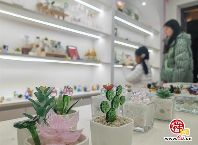 融媒·深调查丨探寻文创爆款背后： “指尖技艺” 如何转化为 “指尖经济”？