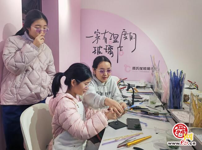 融媒·深调查丨探寻文创爆款背后： “指尖技艺” 如何转化为 “指尖经济”？