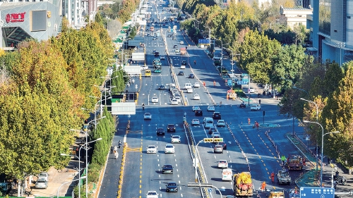 部分路段恢复双向通行 工业南路提升改造路面整修初显成效