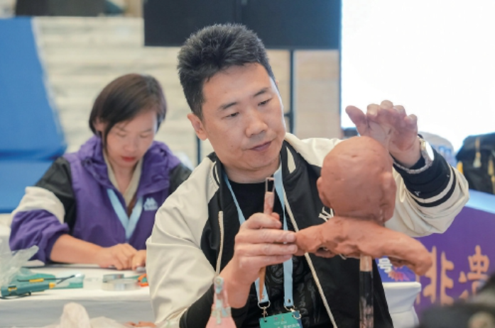 “不务正业”的济南厨师成为“泥人李”，今年获非遗技能大赛成人组一等奖