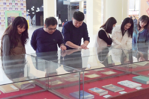 中国城市公共图书馆文献联展首展在济开幕