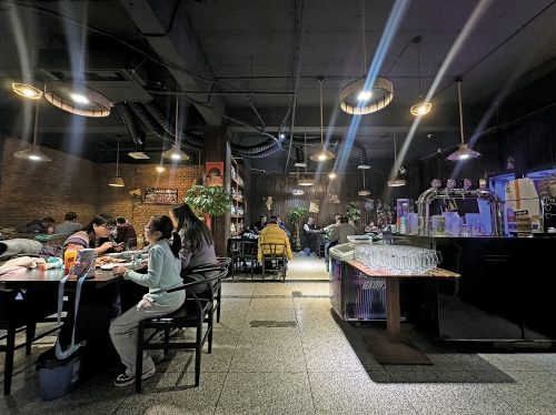 烧烤店变身冬日休息驿站，店老板喊话学弟学妹