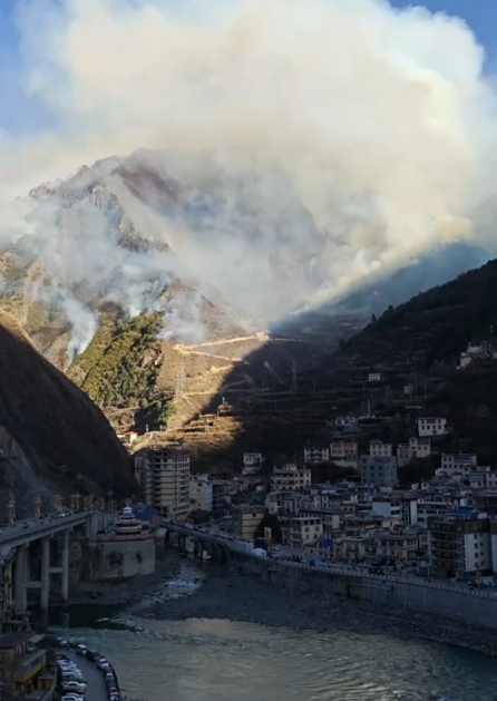 四川雅江发生山火 已转移安置群众140余人