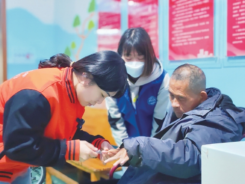 融媒·见证丨身体残疾又意外摔伤，暖心的是，总有那么多人帮他——冬日里的春天