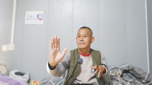 融媒·见证丨身体残疾又意外摔伤，暖心的是，总有那么多人帮他——冬日里的春天