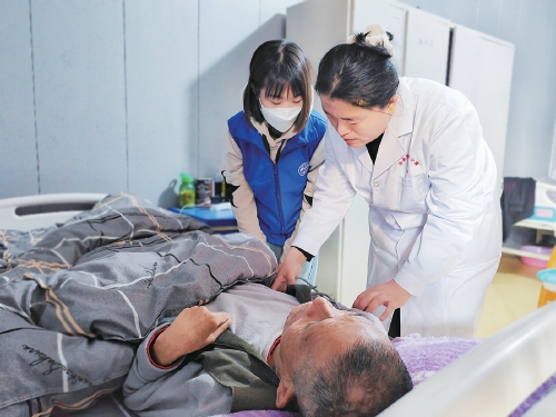 融媒·见证丨身体残疾又意外摔伤，暖心的是，总有那么多人帮他——冬日里的春天