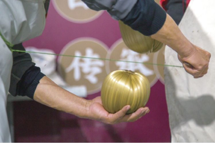 美食的甜蜜就像钥匙，一尝就勾起了儿时的回忆！又到糖瓜出锅时，百年老味道依旧新鲜