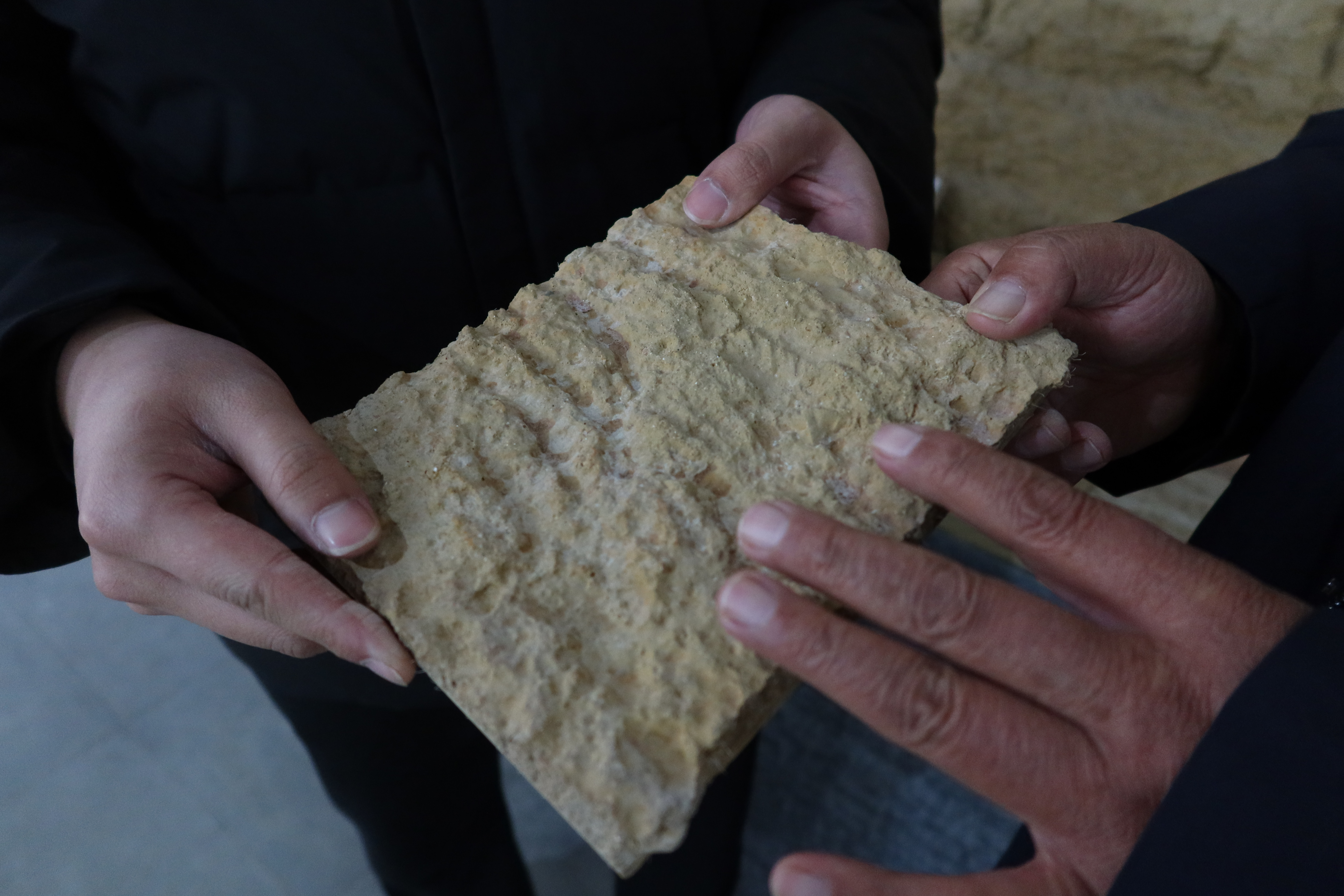 融媒·画像丨从石材厂工匠，到文物界“中医”，对石头着迷的他——跟着石头玩“跨界”