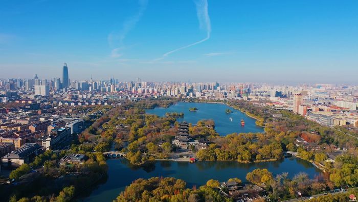 济南：志愿红描绘泉城暖心底色