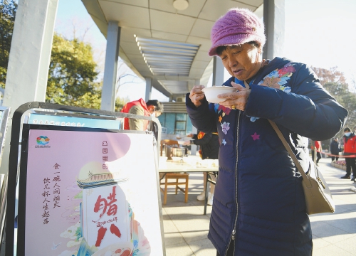 过了腊八就是年 爱心“粥”到情意暖