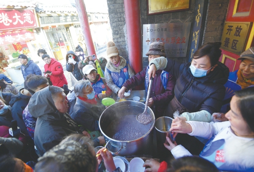 过了腊八就是年 爱心“粥”到情意暖