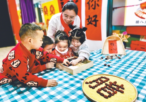 过了腊八就是年 爱心“粥”到情意暖