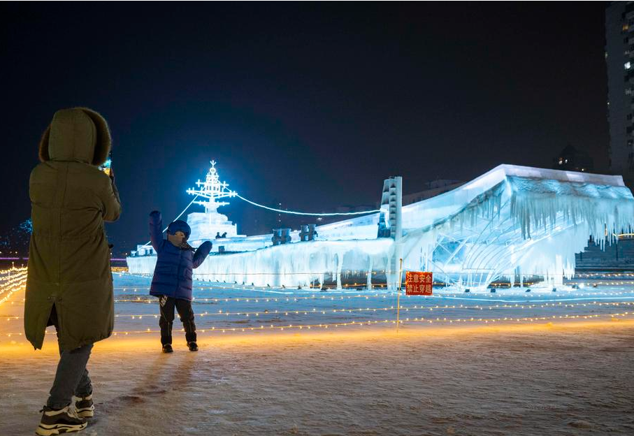 中 하얼빈, 웅장한 얼음 조각상 '랴오닝호'