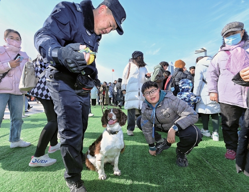 警营开放日，市民争相体验酷炫装备 奥运冠军也来了