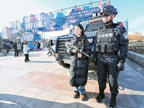 警营开放日，市民争相体验酷炫装备 奥运冠军也来了